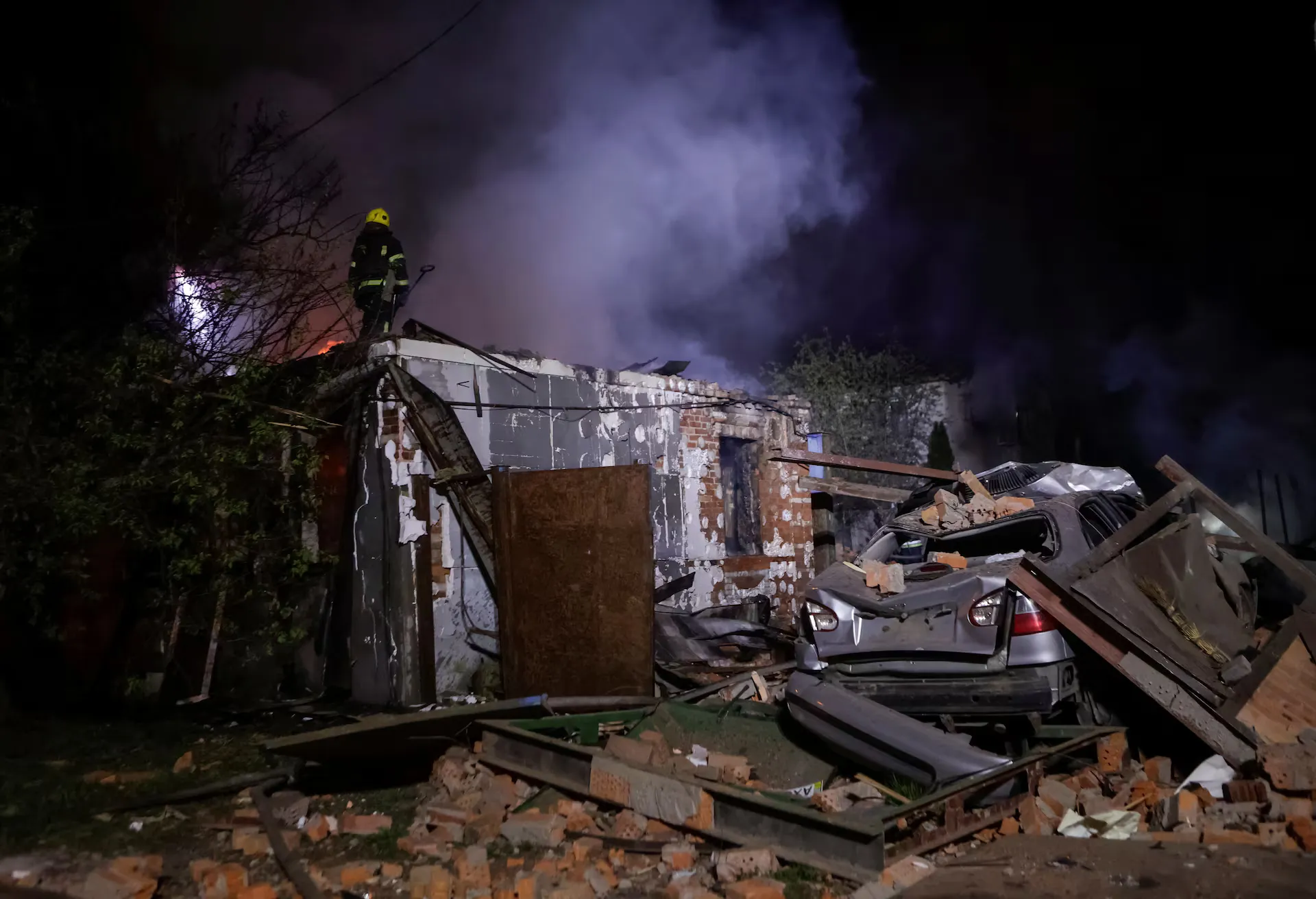 Пожежник працює на місці удару російського безпілотника на тлі нападу Росії на Україну в Харкові, Україна, 29 квітня 2025 року.